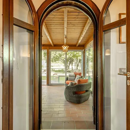 Villa Casale Bianca Luce By Halldis *